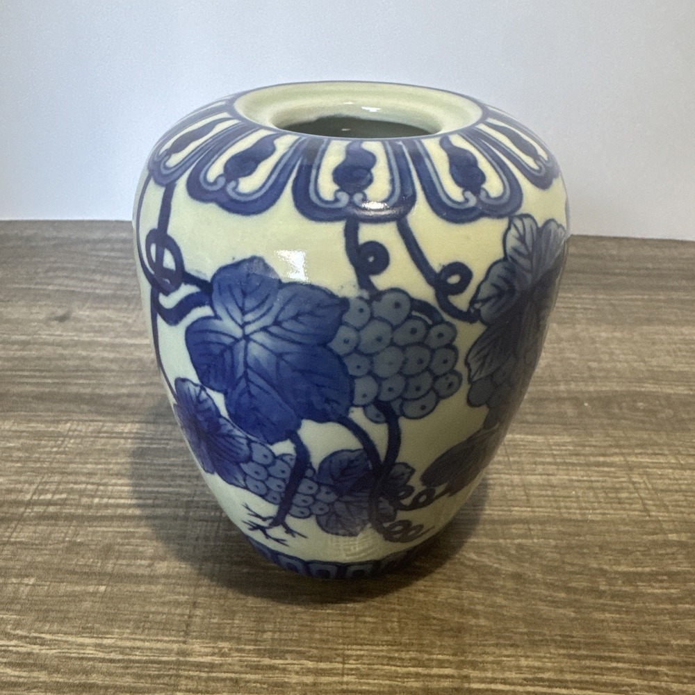 Chinese Blue & White Porcelain Grape Vine Ginger Jar/Vase Made in China - Picture 1 of 7